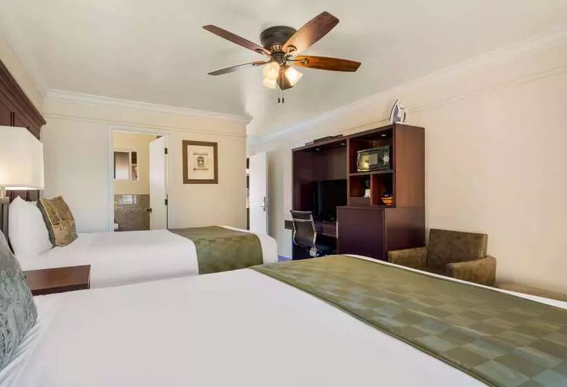 هتل Clarion Collection Carmel Oaks Inn