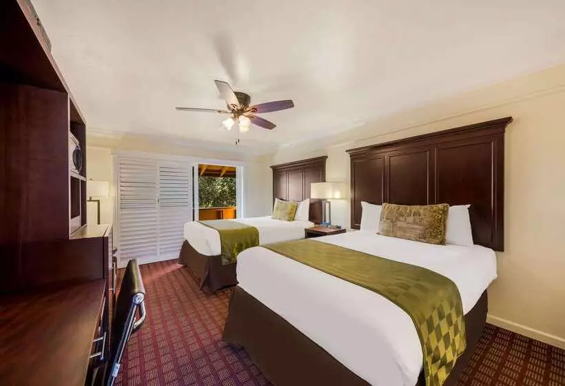 هتل Clarion Collection Carmel Oaks Inn