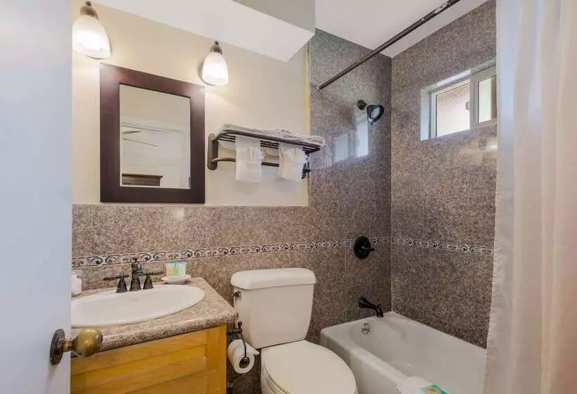 هتل Clarion Collection Carmel Oaks Inn