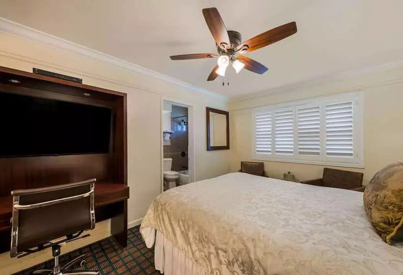 هتل Clarion Collection Carmel Oaks Inn