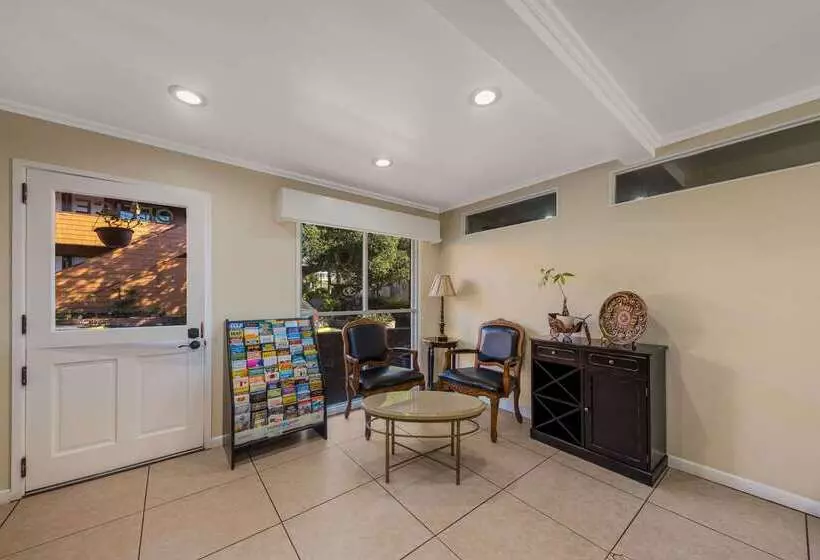 هتل Clarion Collection Carmel Oaks Inn