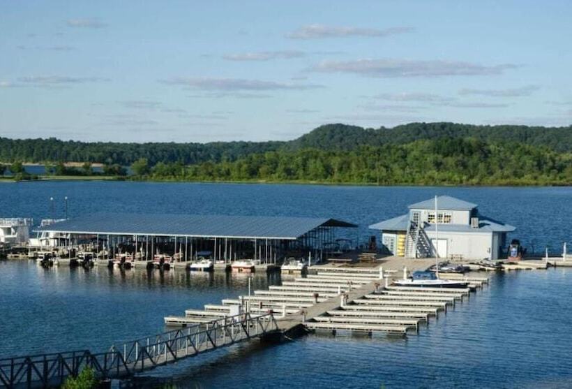 استراحتگاه Fourwinds Lakeside Inn & Marina