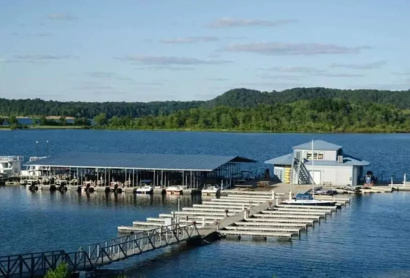 リゾートホテル Fourwinds Lakeside Inn & Marina