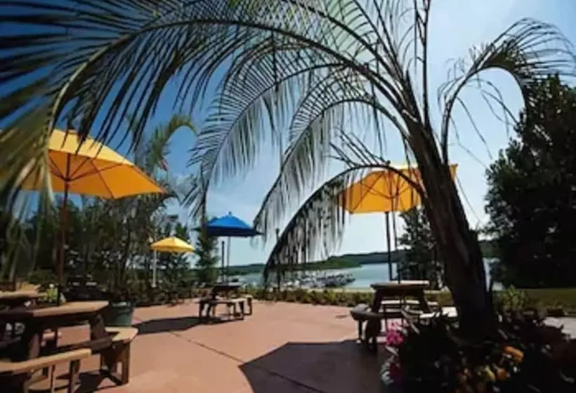 リゾートホテル Fourwinds Lakeside Inn & Marina