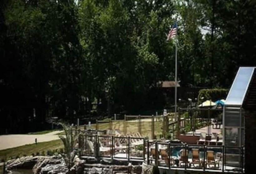 استراحتگاه Fourwinds Lakeside Inn & Marina