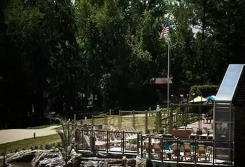 リゾートホテル Fourwinds Lakeside Inn & Marina