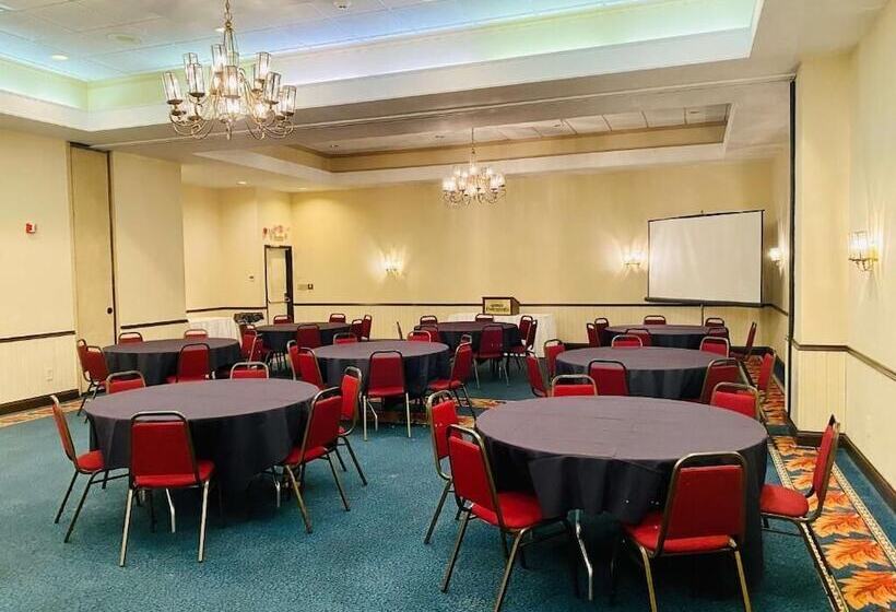 استراحتگاه Fourwinds Lakeside Inn & Marina