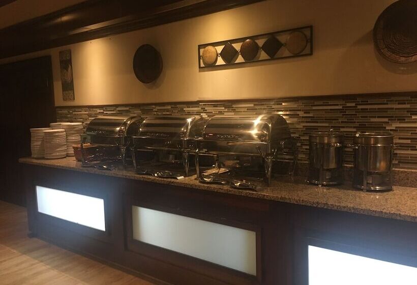 استراحتگاه Fourwinds Lakeside Inn & Marina