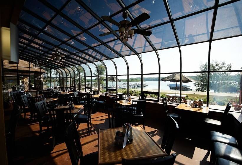 استراحتگاه Fourwinds Lakeside Inn & Marina