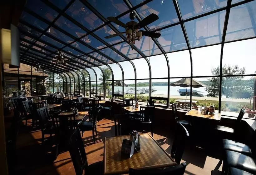 リゾートホテル Fourwinds Lakeside Inn & Marina