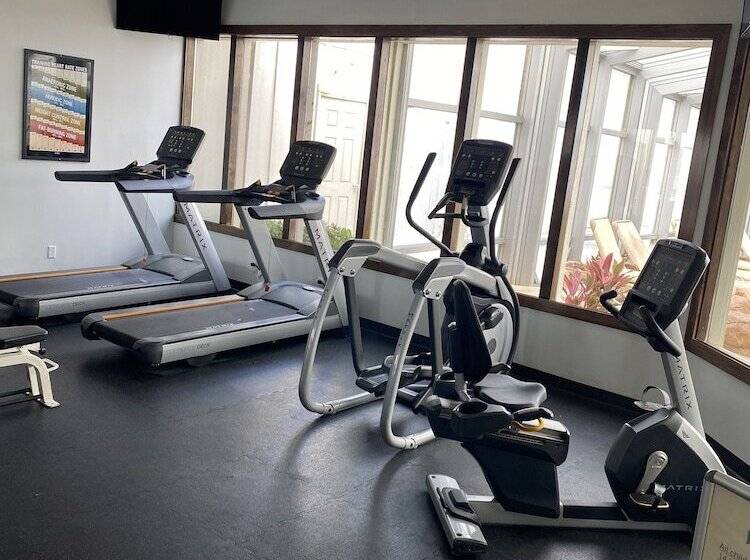 استراحتگاه Fourwinds Lakeside Inn & Marina