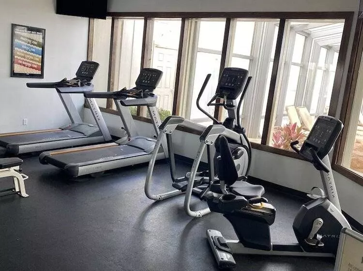 リゾートホテル Fourwinds Lakeside Inn & Marina