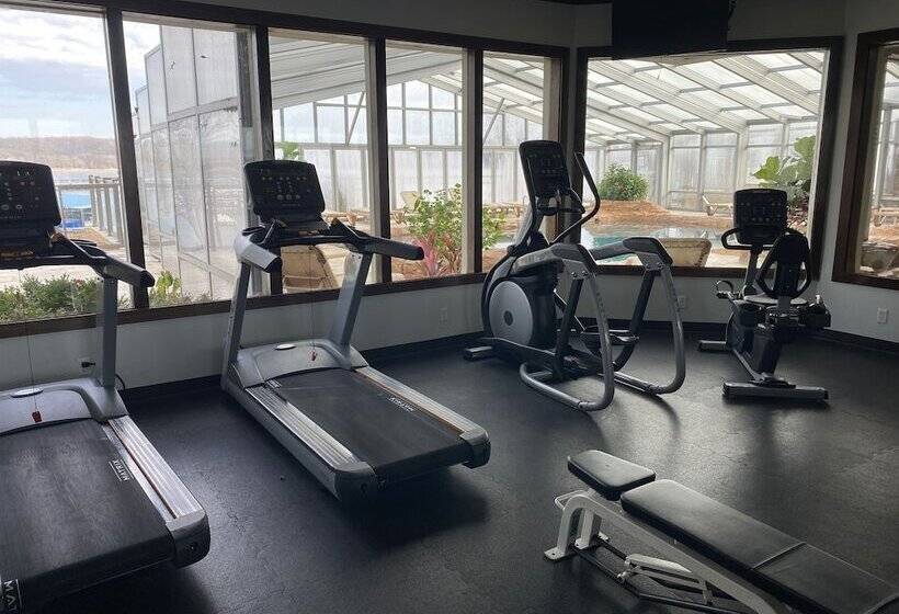 استراحتگاه Fourwinds Lakeside Inn & Marina