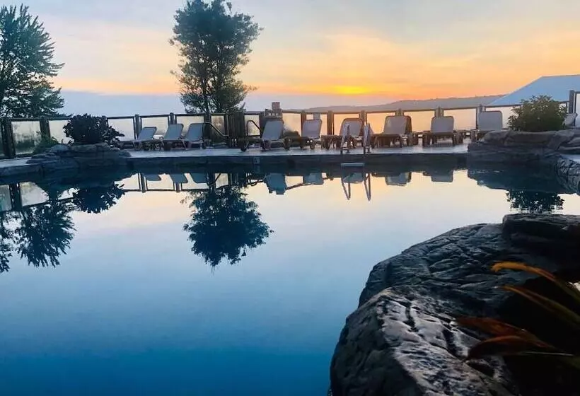 リゾートホテル Fourwinds Lakeside Inn & Marina