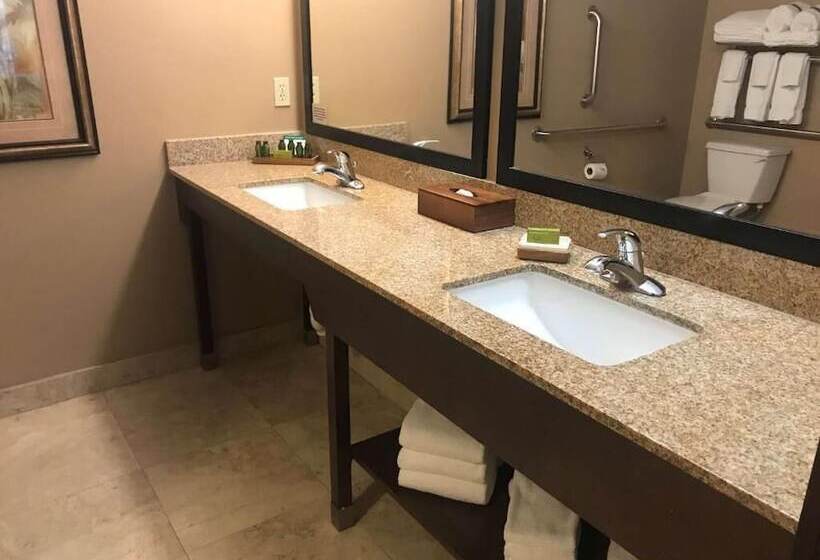 استراحتگاه Fourwinds Lakeside Inn & Marina