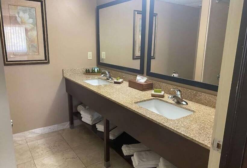 استراحتگاه Fourwinds Lakeside Inn & Marina