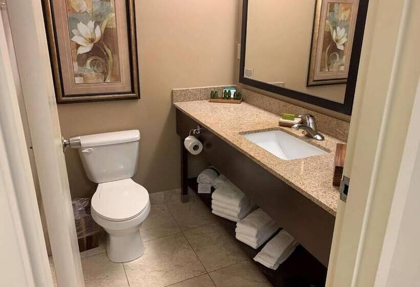 استراحتگاه Fourwinds Lakeside Inn & Marina