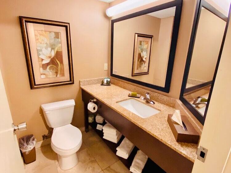 استراحتگاه Fourwinds Lakeside Inn & Marina