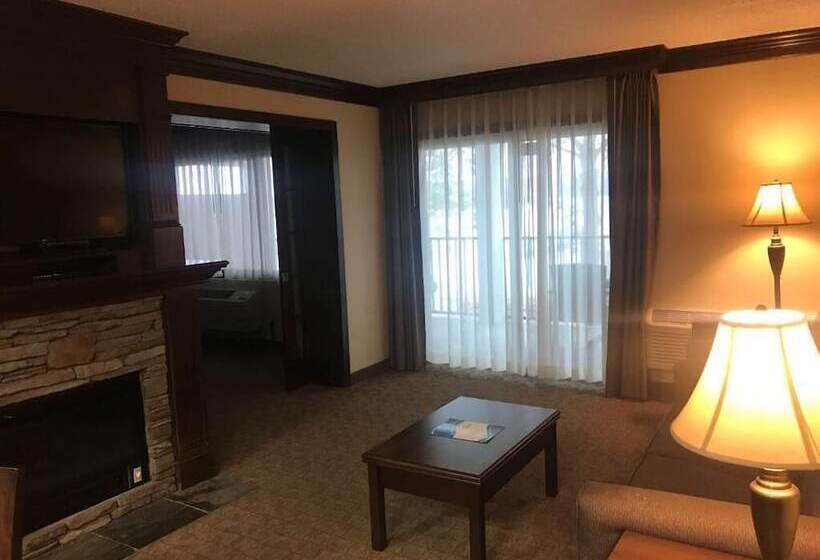 استراحتگاه Fourwinds Lakeside Inn & Marina