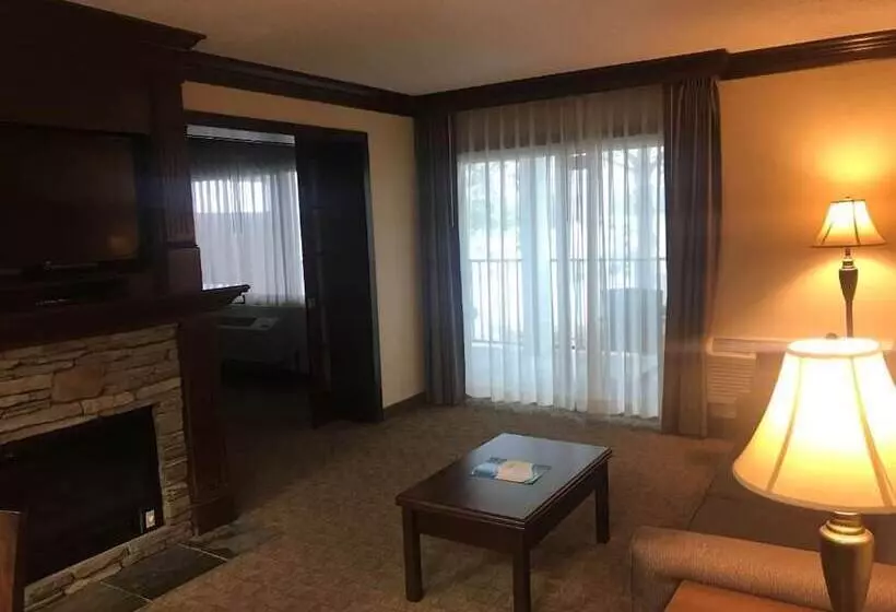 リゾートホテル Fourwinds Lakeside Inn & Marina