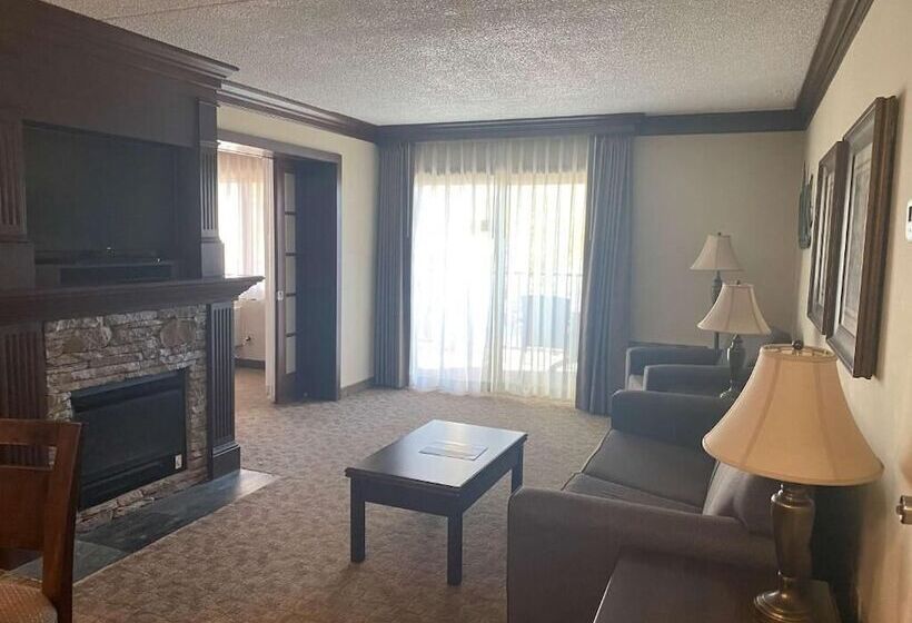 استراحتگاه Fourwinds Lakeside Inn & Marina