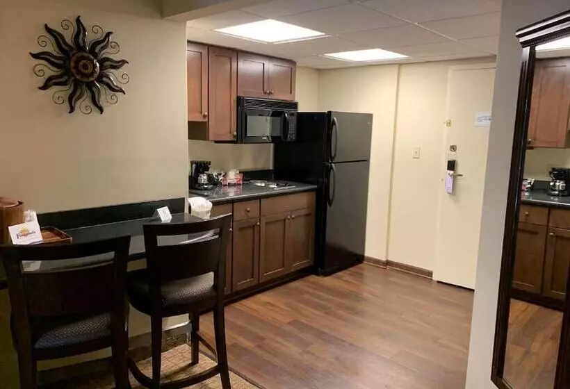 リゾートホテル Fourwinds Lakeside Inn & Marina