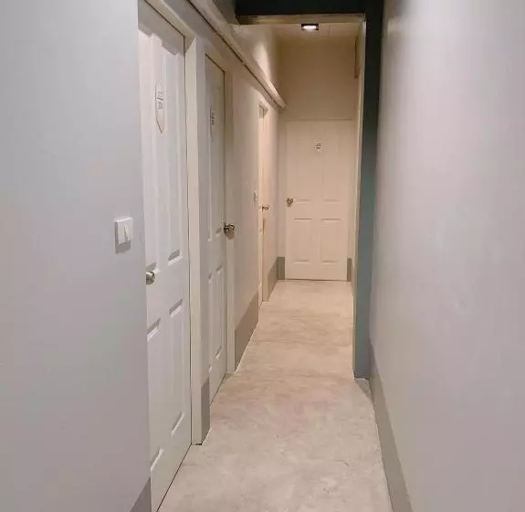 هتل کپسول Sleepbox Hostel Suratthani