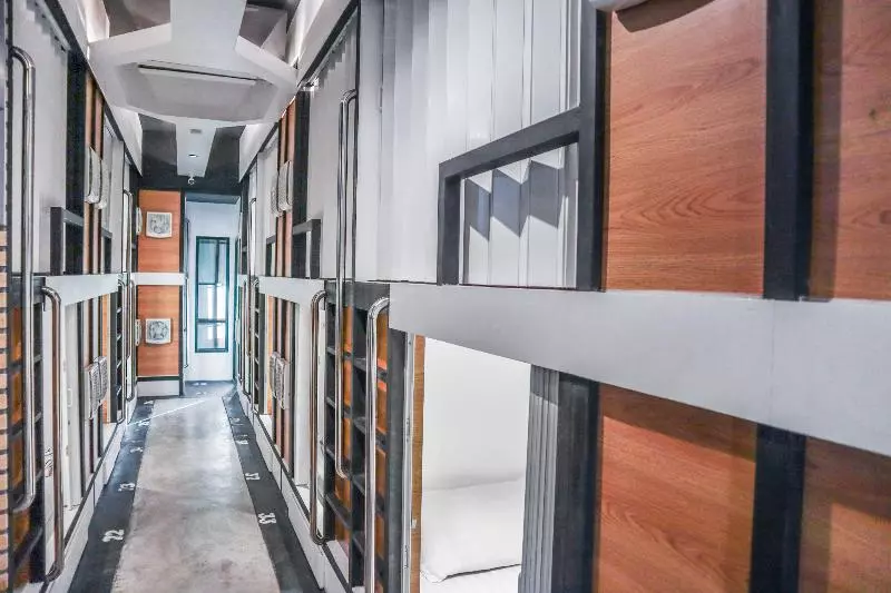 هتل کپسول Sleepbox Hostel Suratthani