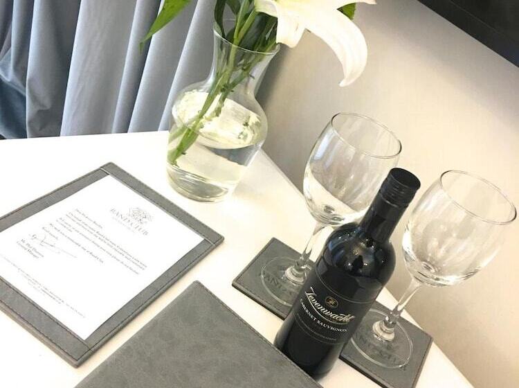 Отель Rand Club Suites