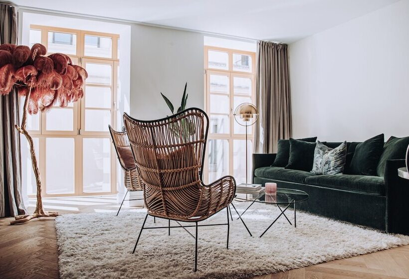 Отель Ocho Suites & Kitchen