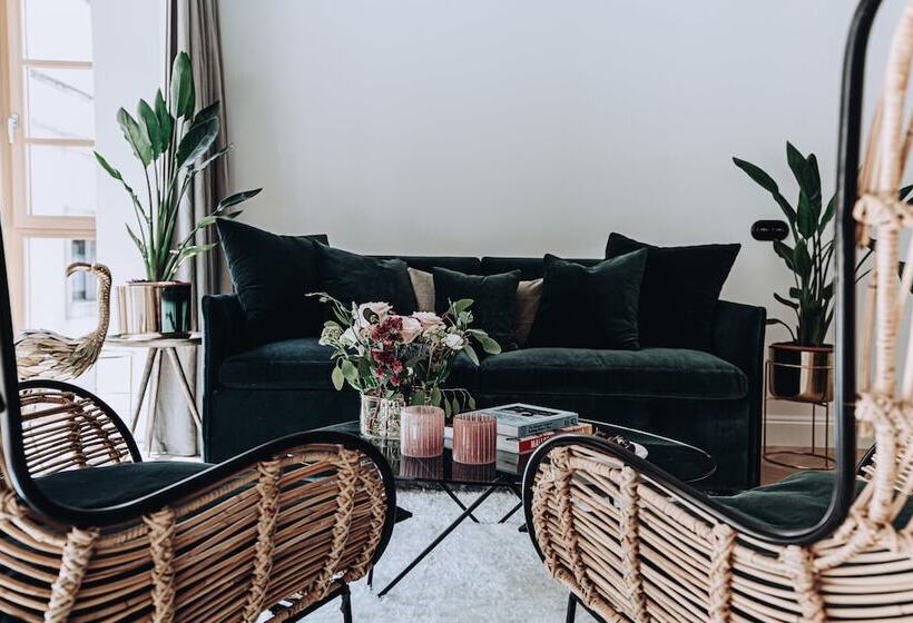 Отель Ocho Suites & Kitchen