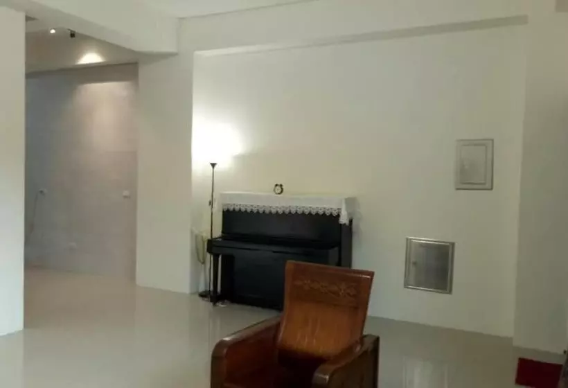 تختخواب و صبحانه Yuanshan Dahu Homestay
