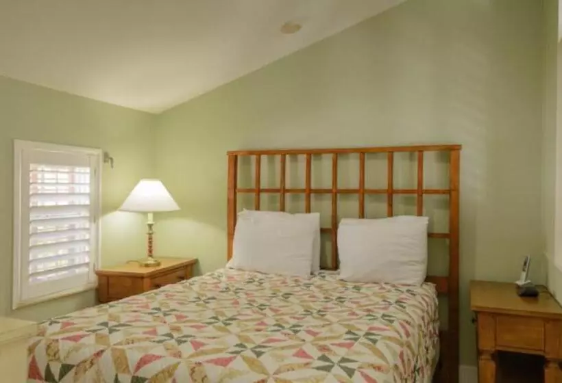 Coconut Mallory Resort And Marina