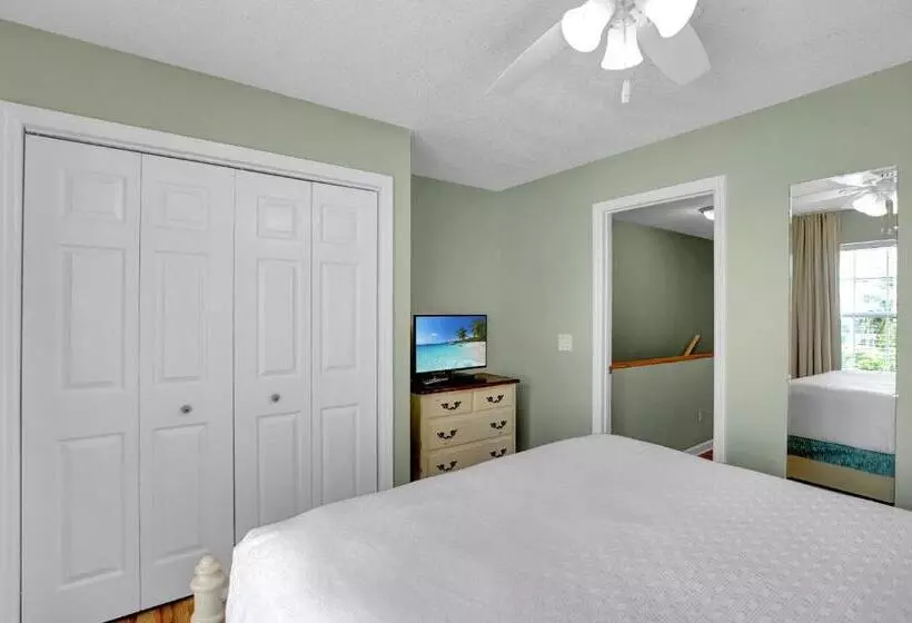 Coconut Mallory Resort And Marina