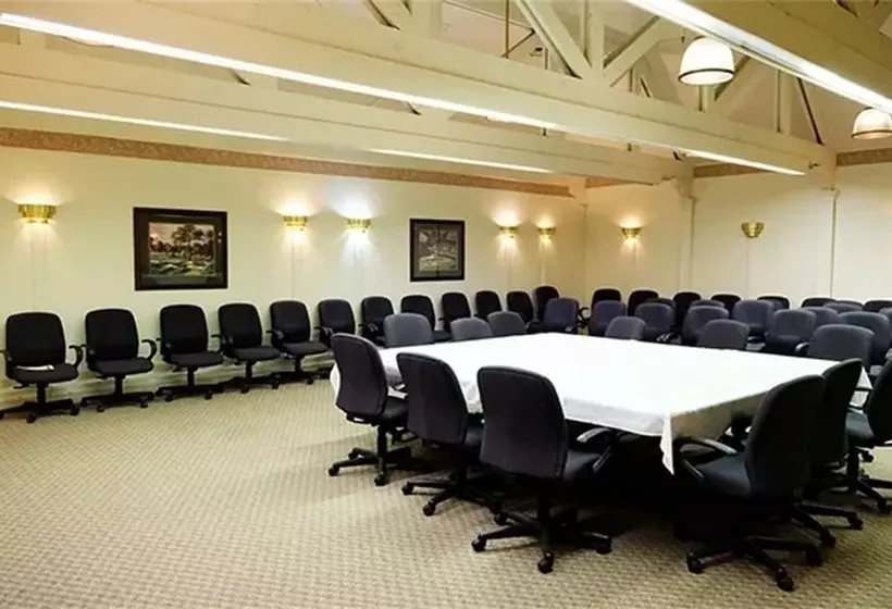 Columbia Lakes Resort Cottages