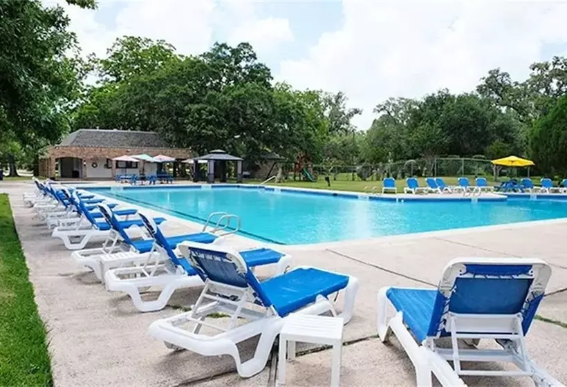 Columbia Lakes Resort Cottages