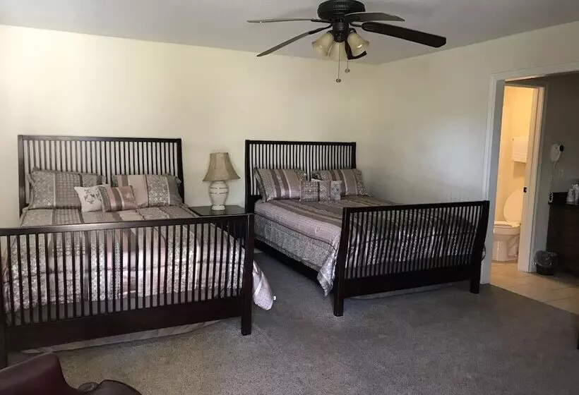 Columbia Lakes Resort Cottages