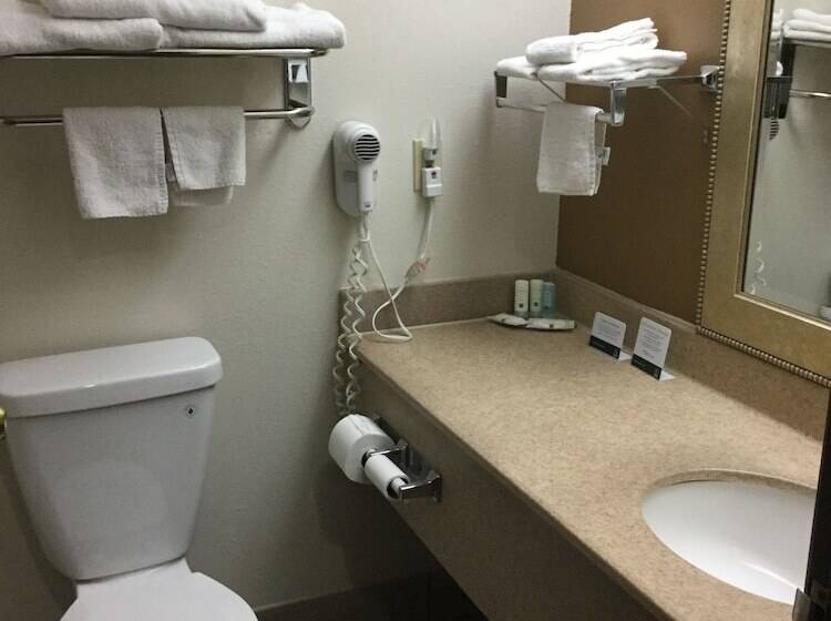 בית מלון כפרי Quality Inn Arcola