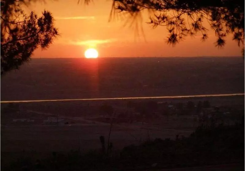 Retkeilymaja Hilltop Tavern And Inn