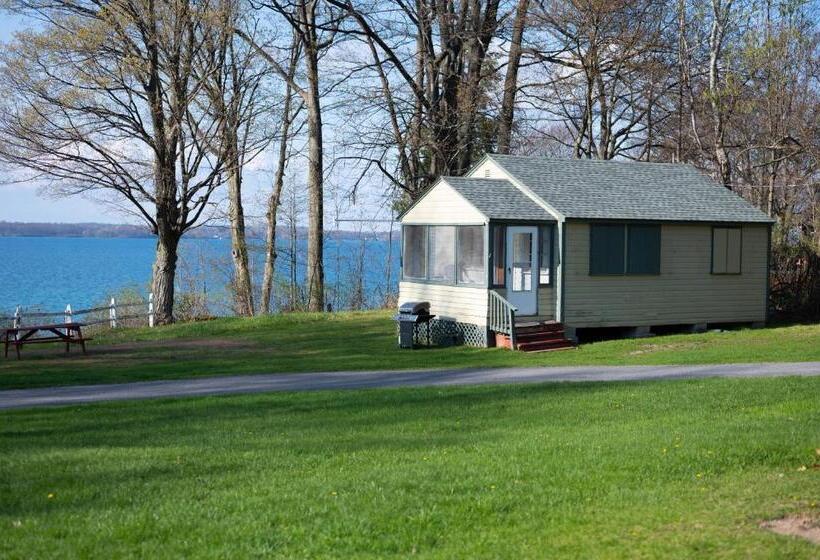 Fair Wind Motel And Cottages