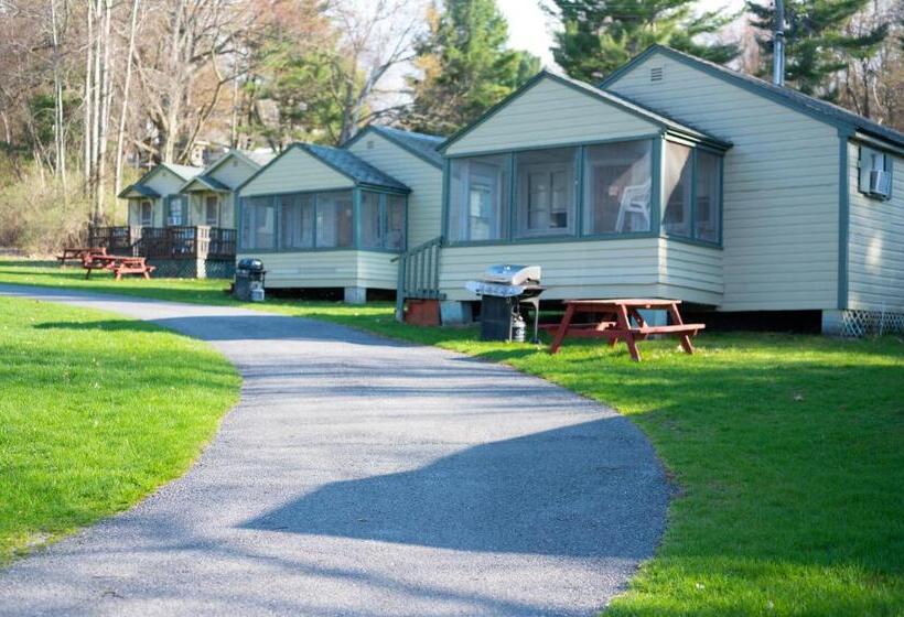 Fair Wind Motel And Cottages