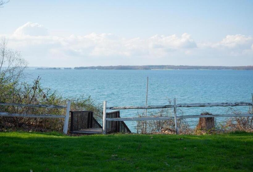 Fair Wind Motel And Cottages