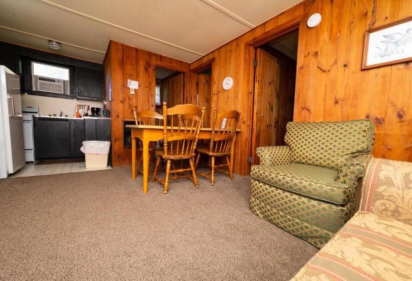 Fair Wind Motel And Cottages