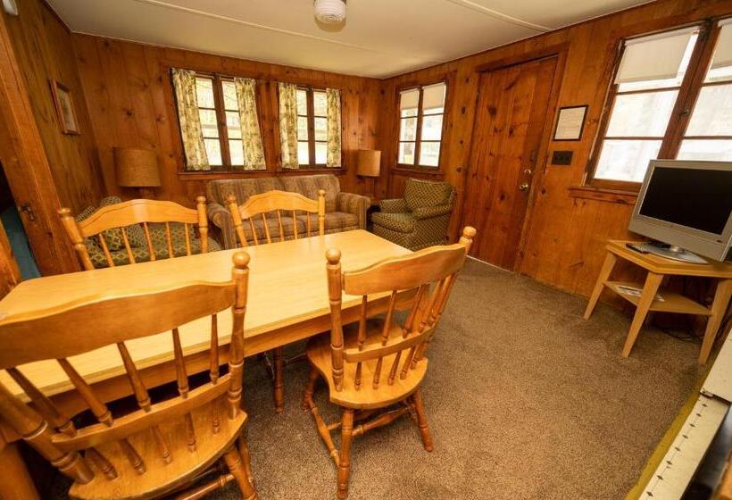 Fair Wind Motel And Cottages