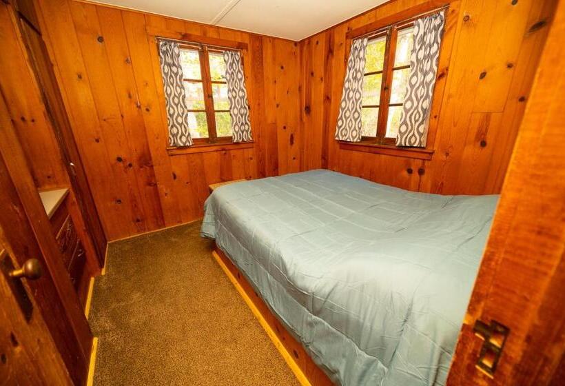 Fair Wind Motel And Cottages