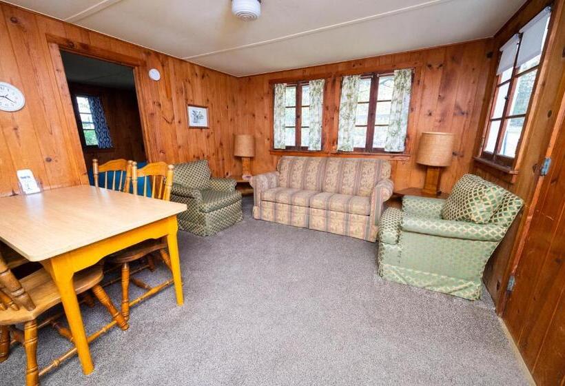 Fair Wind Motel And Cottages