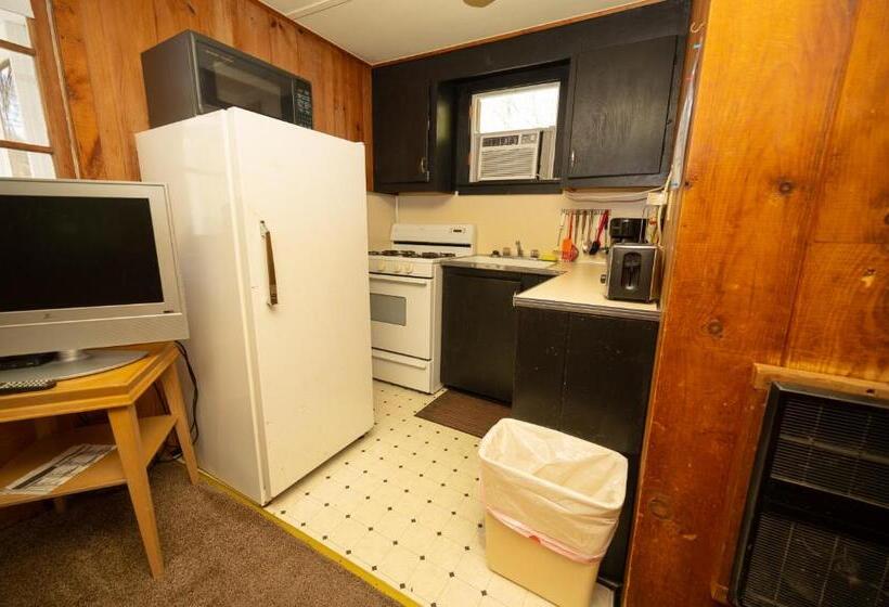 Fair Wind Motel And Cottages