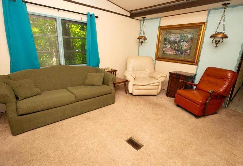 Fair Wind Motel And Cottages