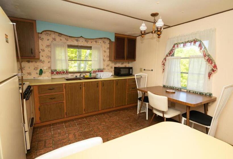 Fair Wind Motel And Cottages