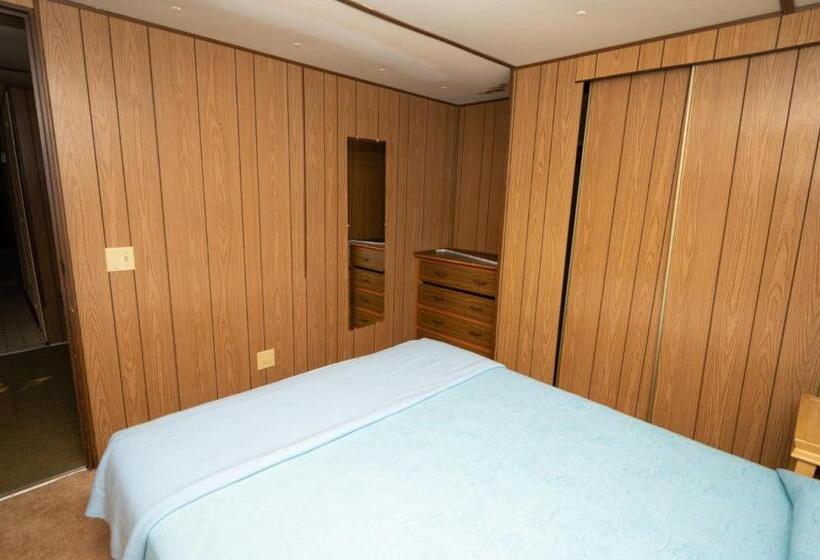 Fair Wind Motel And Cottages